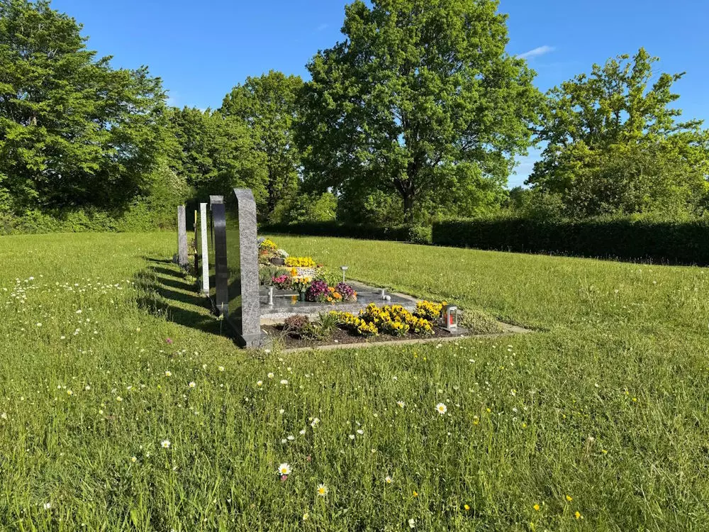 Grabpflege und Grabauflösung, Grünland Schraivogel, Matthias Schraivogel, Laupheim, Deutschland.